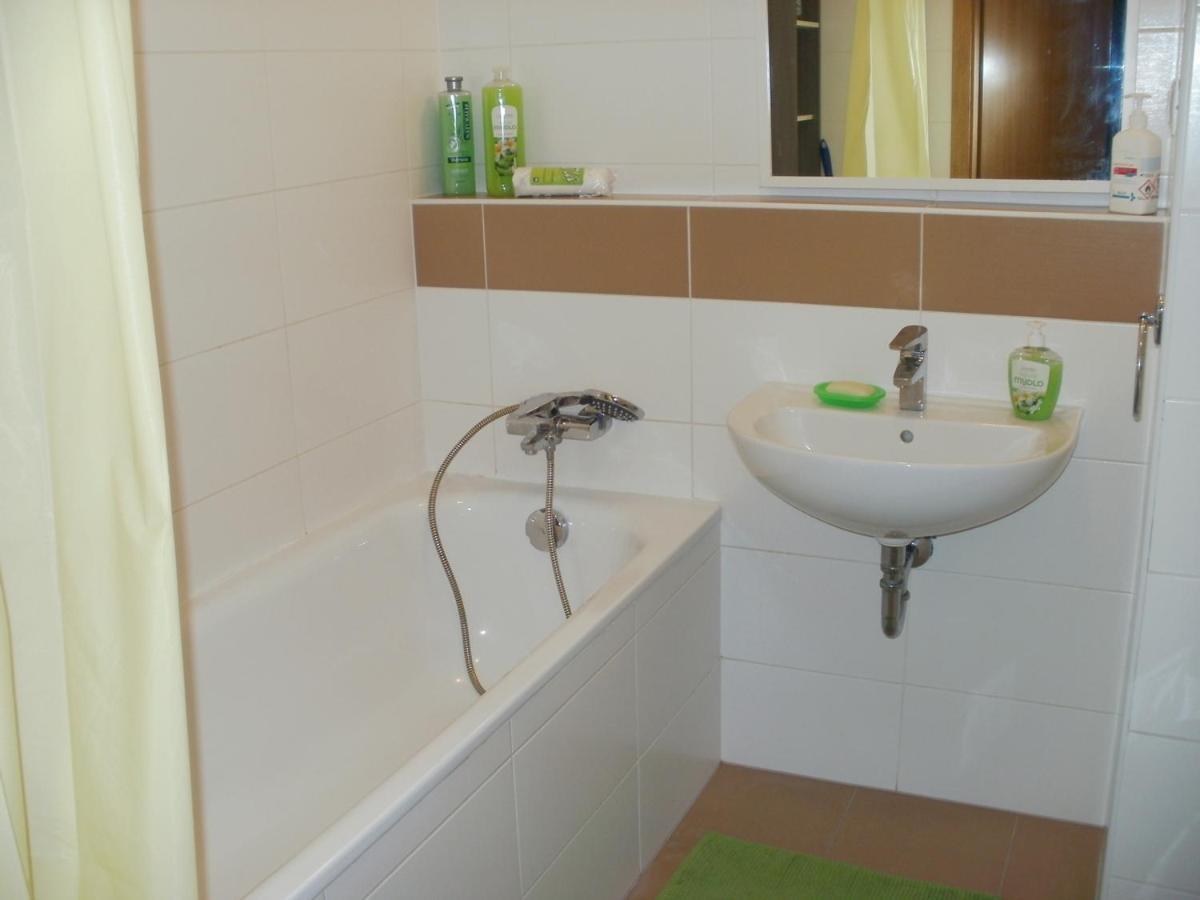 Garden Apartment With Garage In Central Prague Ngoại thất bức ảnh
